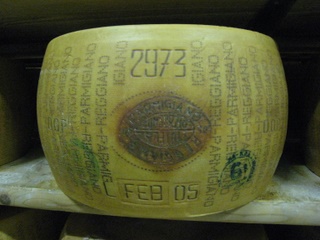 Parmigiano reggiano - slow food in Italy tours